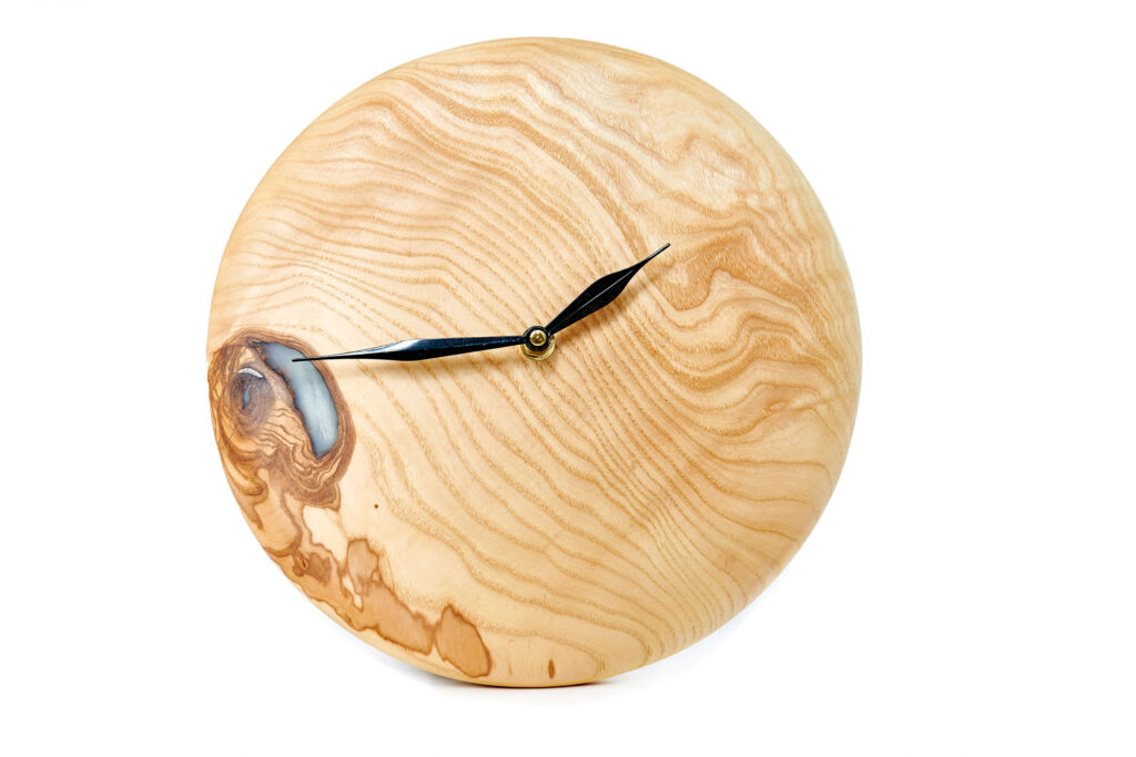 Дизайнерские часы из эпоксидной смолы и дерева от Ace Wood